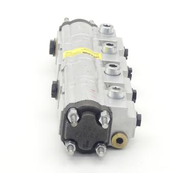 Gear oil flow divider 