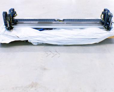 Linear motor axis with guide carrier 