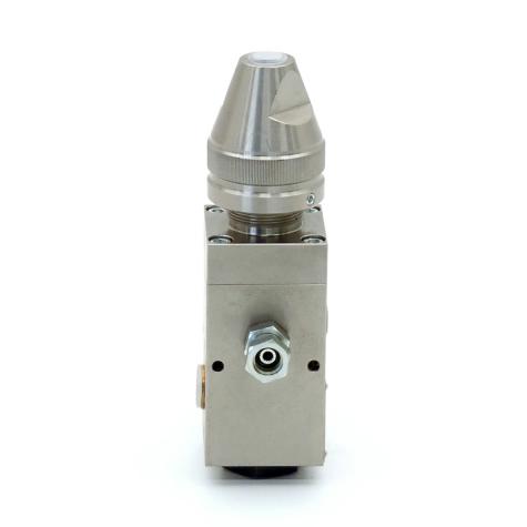 Material pressure regulator  