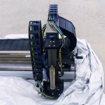 Linear motor axis with guide carrier 