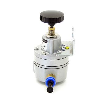 Precision pressure regulator 
