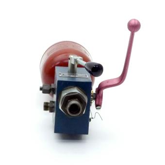 Shut-off block with hydraulic accumulator 