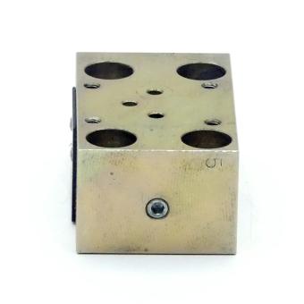 Hydraulic throttle check valve with electrical control 