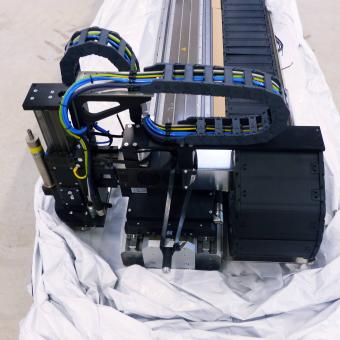 Linear motor axis with guide carrier 