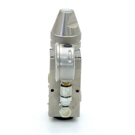 Material pressure regulator  