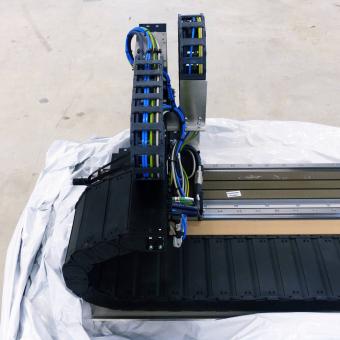 Linear motor axis with guide carrier 