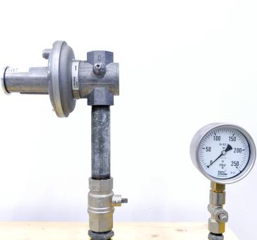 Gas pressure regulating, measuring and safety line 