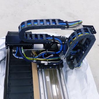 Linear motor axis with guide carrier 