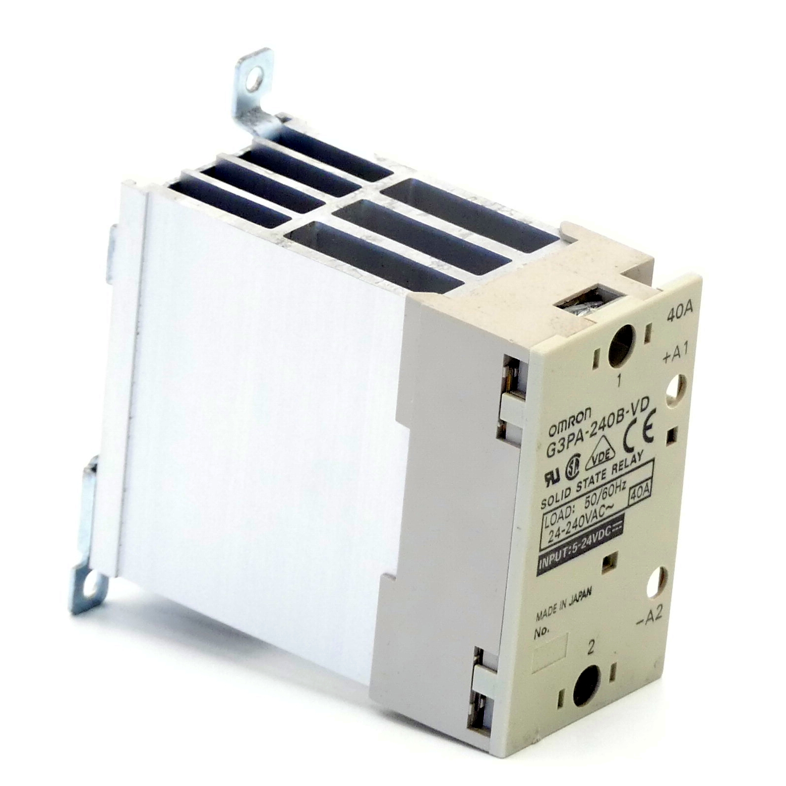 Solid state relay with integrated heat sink 