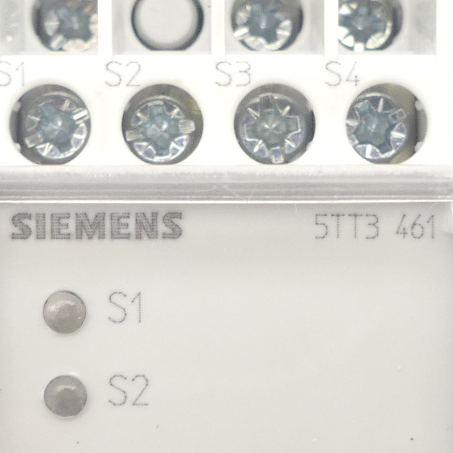 Fault signaling relay