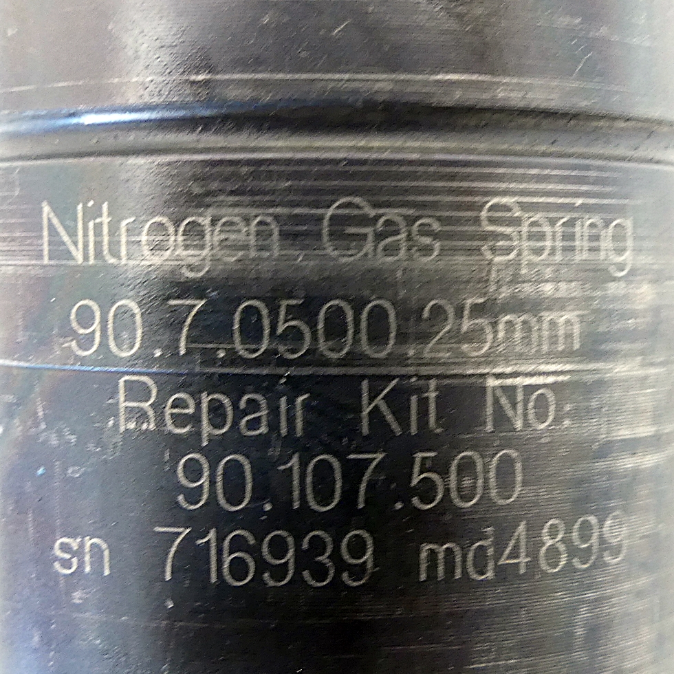 Gas spring 