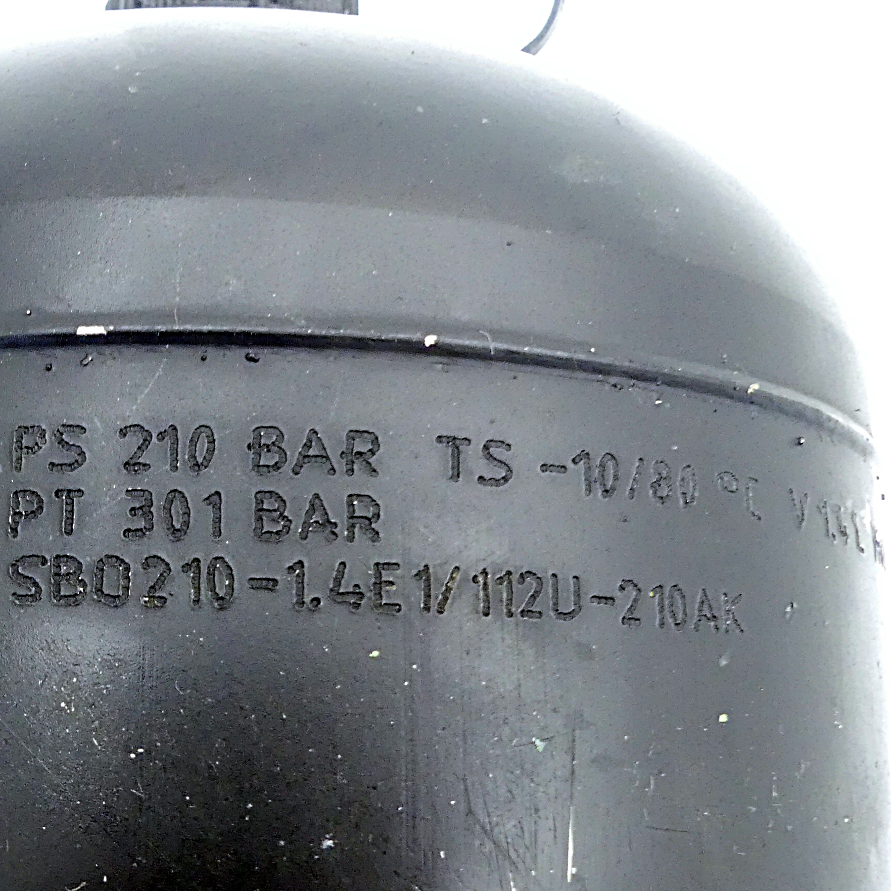 Pressure accumulator  