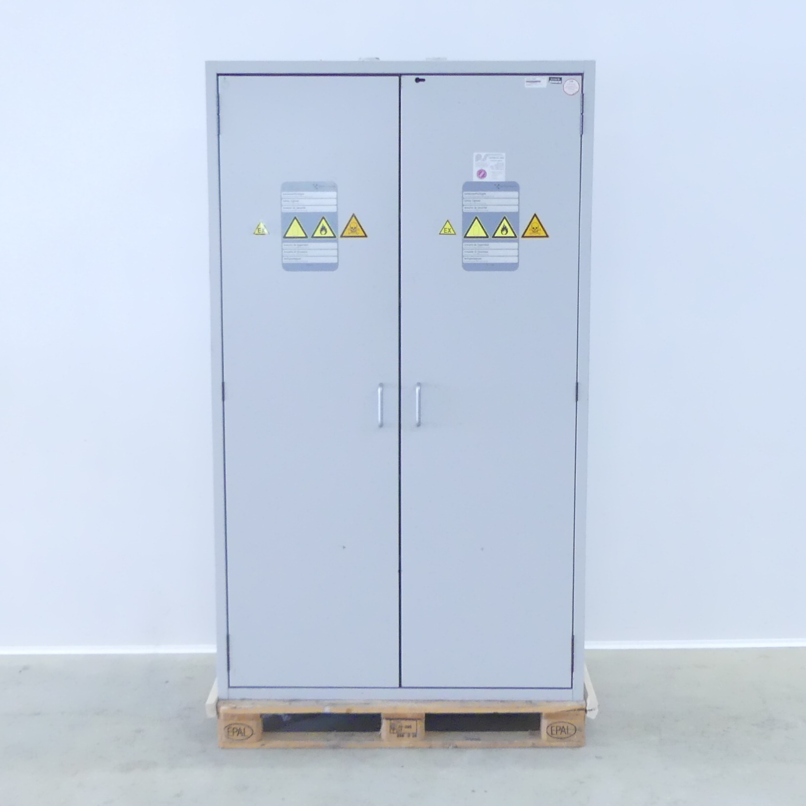 Fire-resistant gas cylinder cabinet 1200x2050x615 