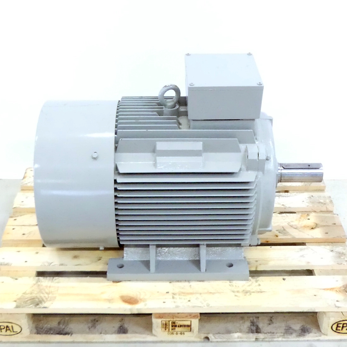 Three-phase motor 