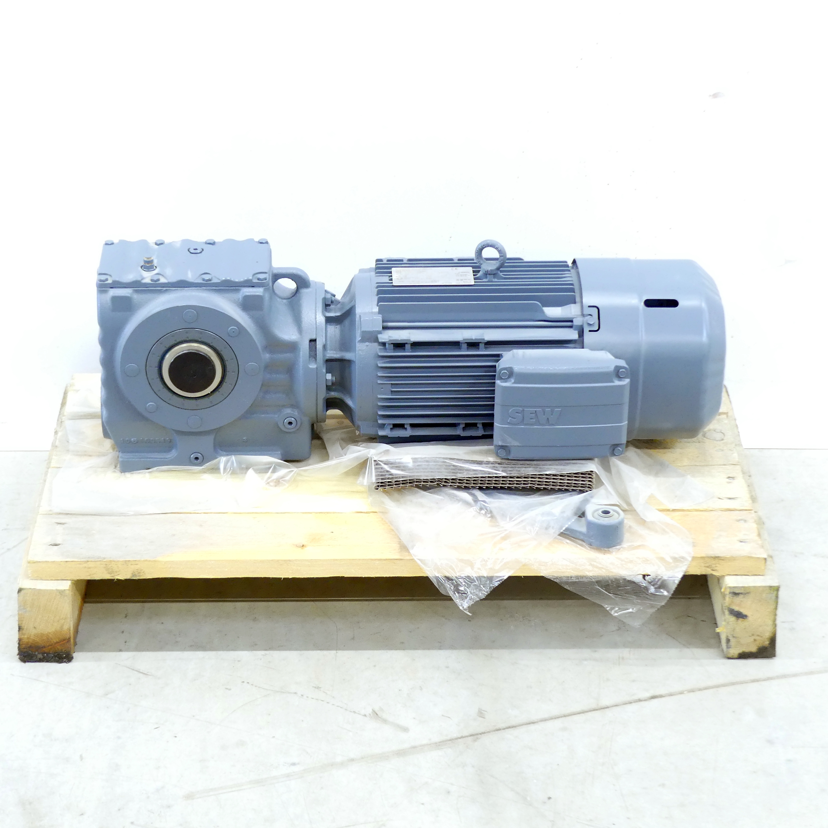 Gear motor SA67/T DRN100L4/BE5/TF 