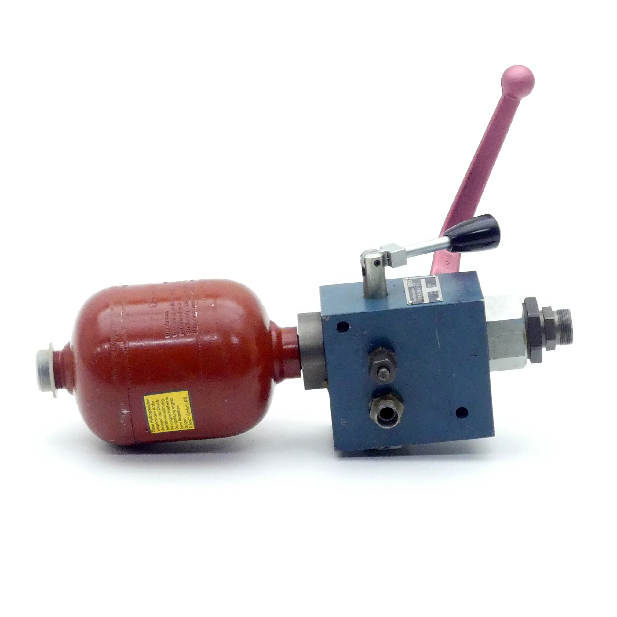 Shut-off block with hydraulic accumulator