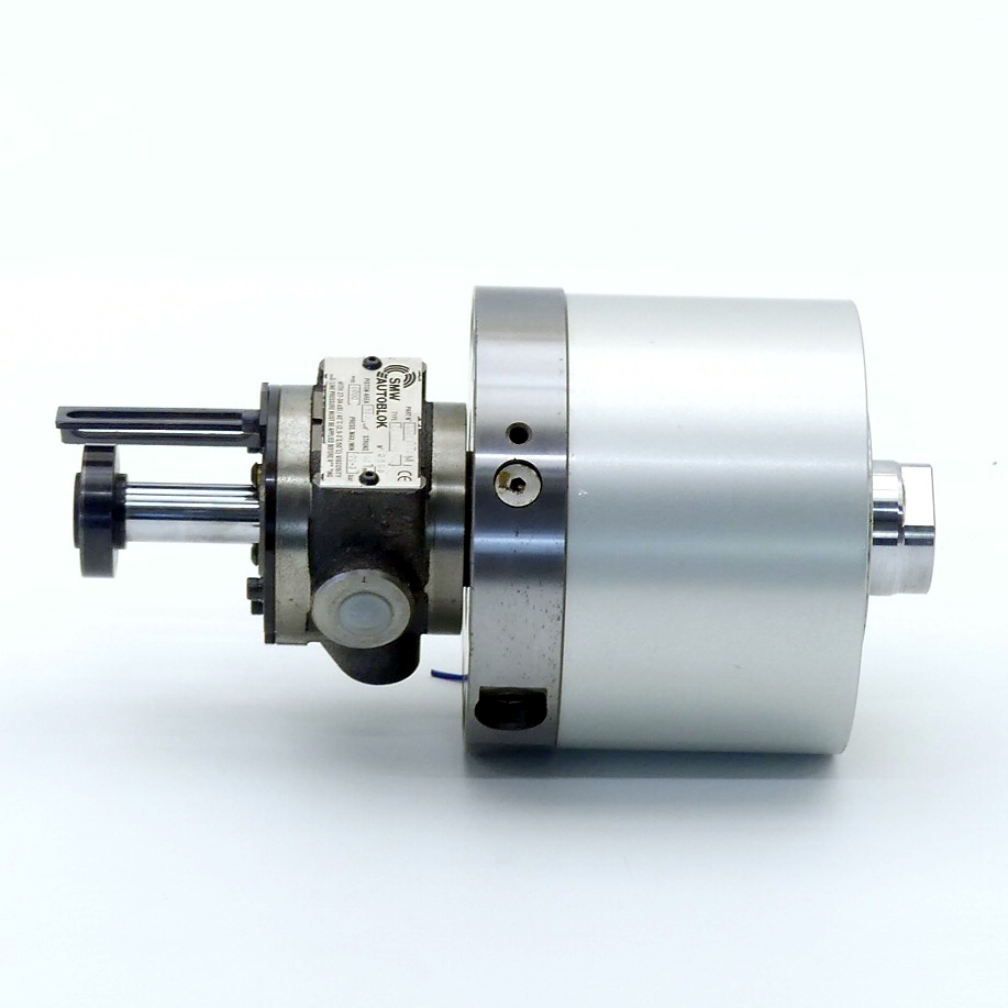 Closed center rotating hydraulic cylinder 