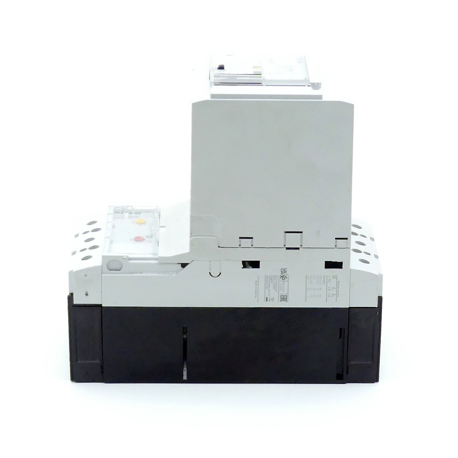 Circuit breaker with remote operator 