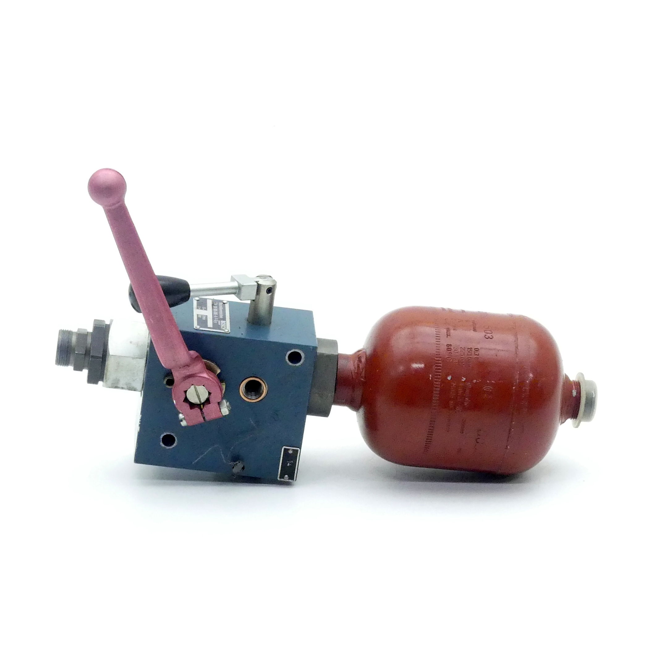 Shut-off block with hydraulic accumulator