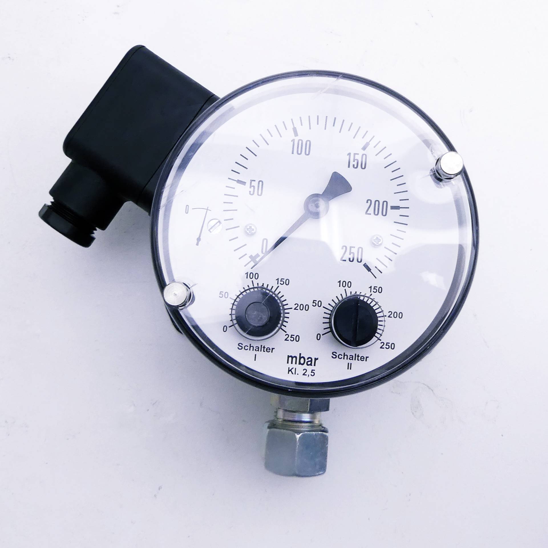 Differential pressure measuring and switching device 