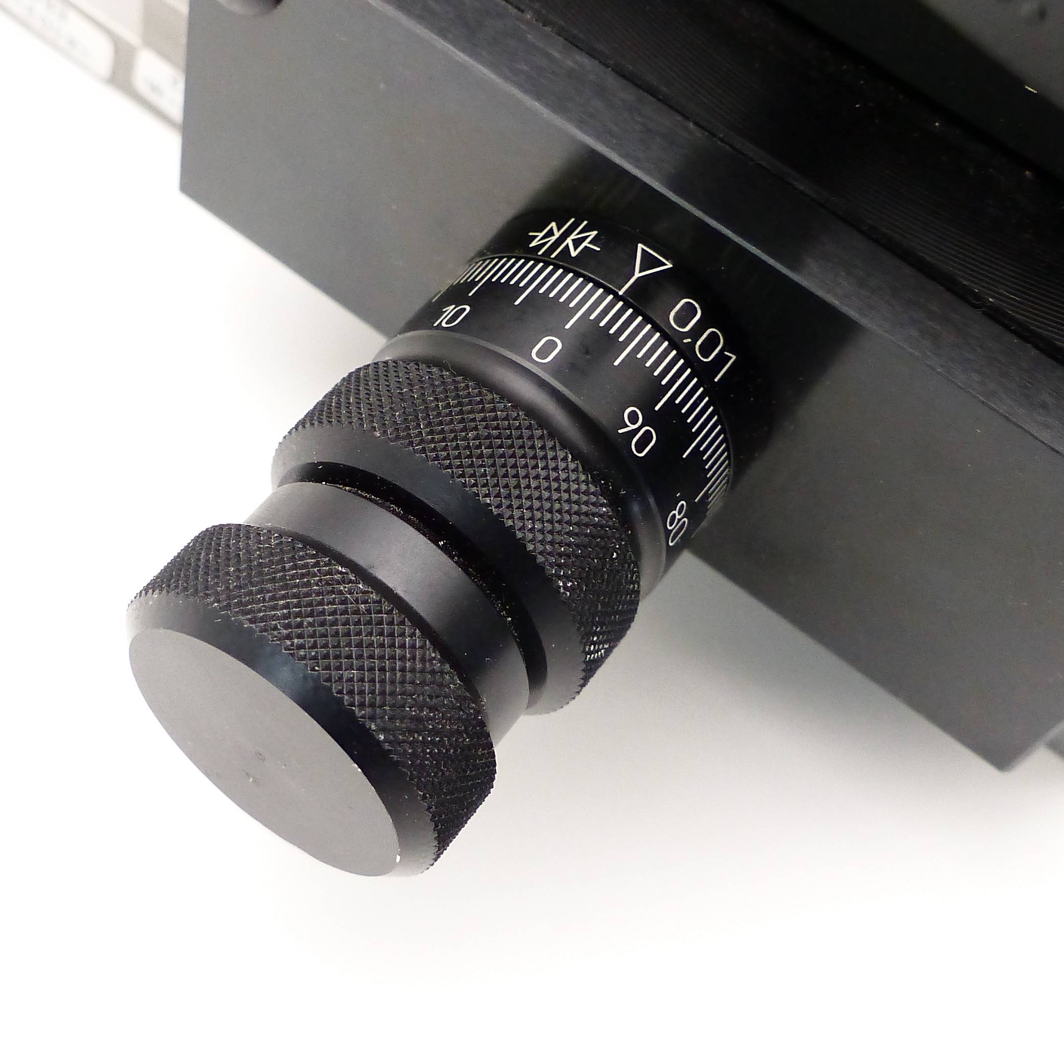 Crossed roller carriage mounting