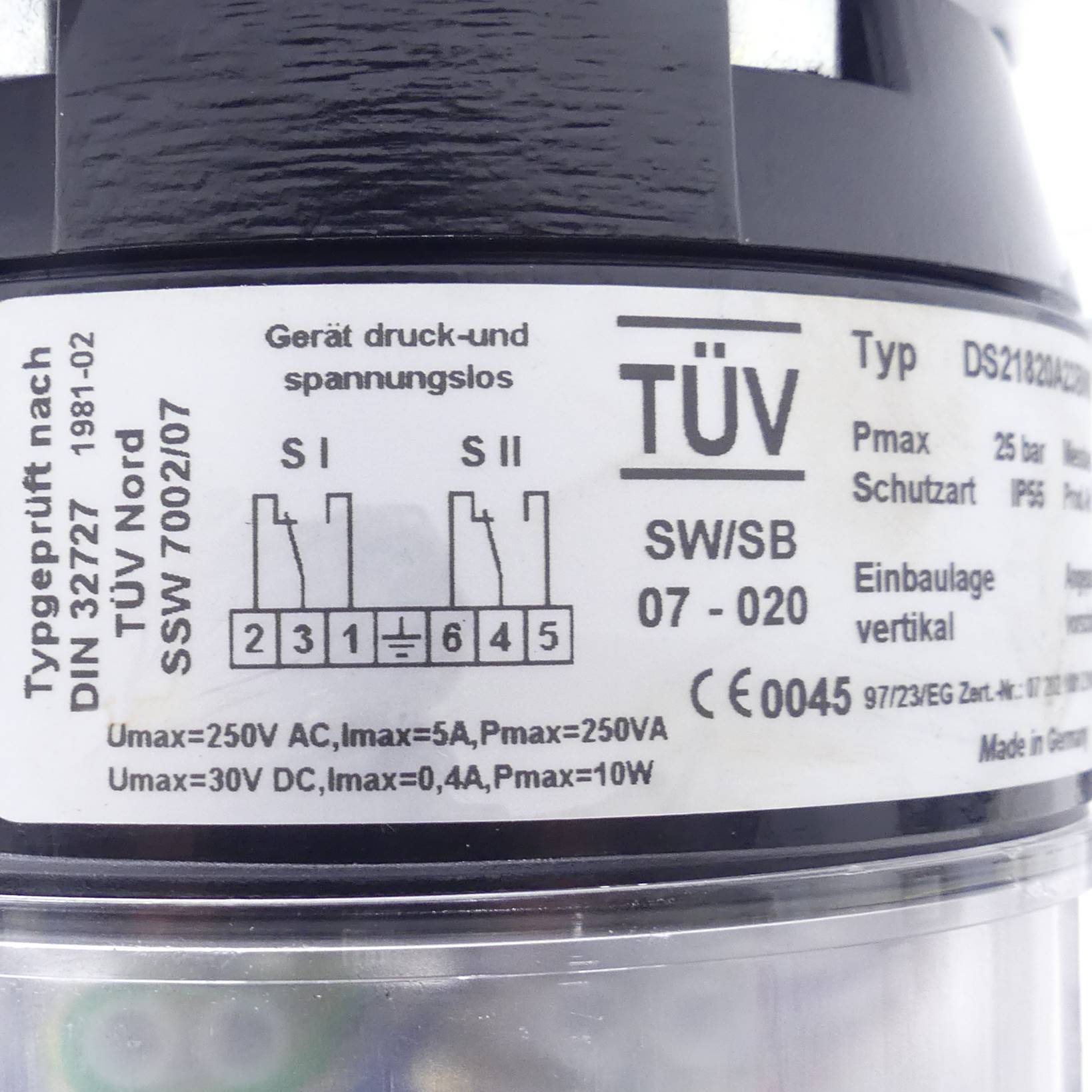 Differential pressure measuring and switching device 