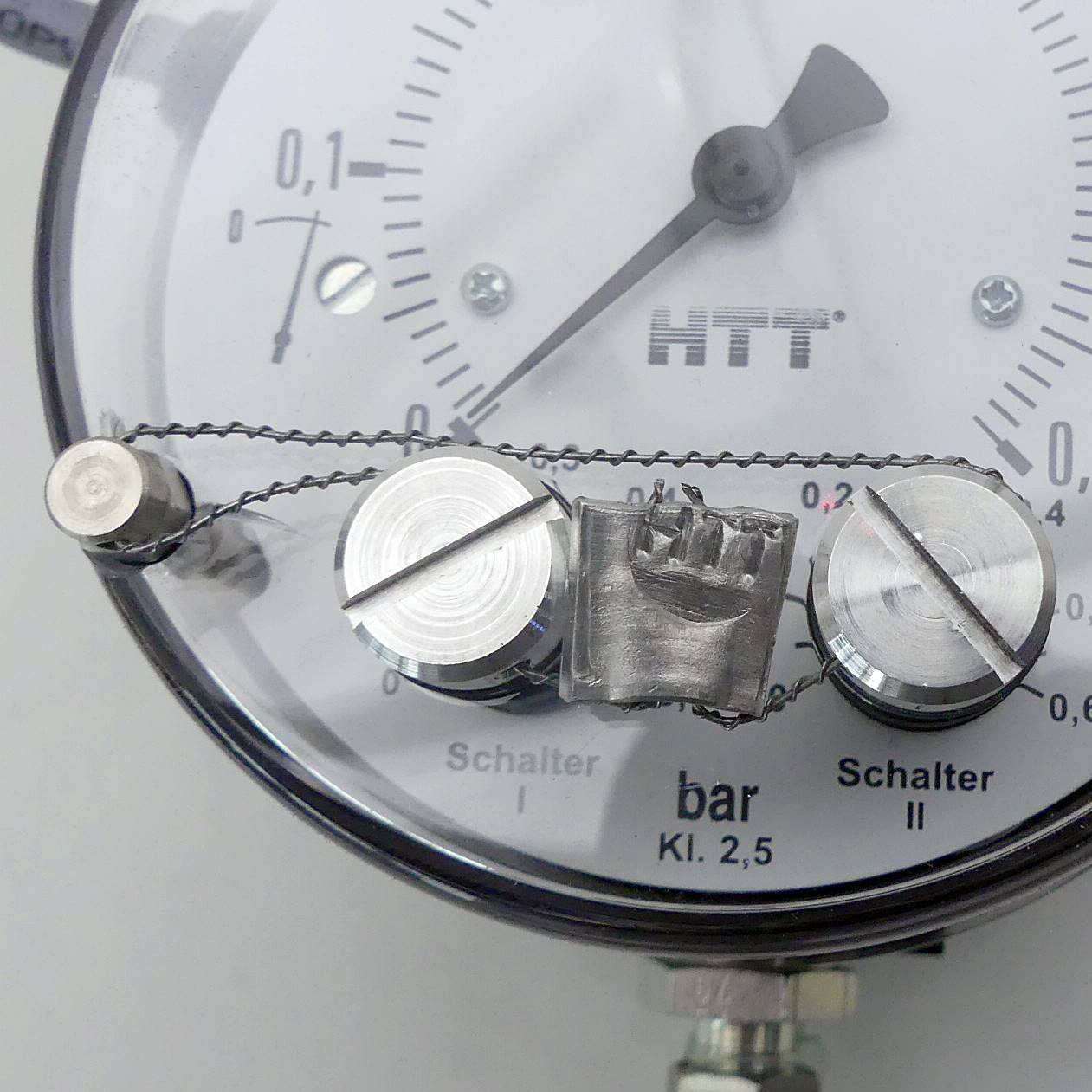 Differential pressure measuring and switching devic 