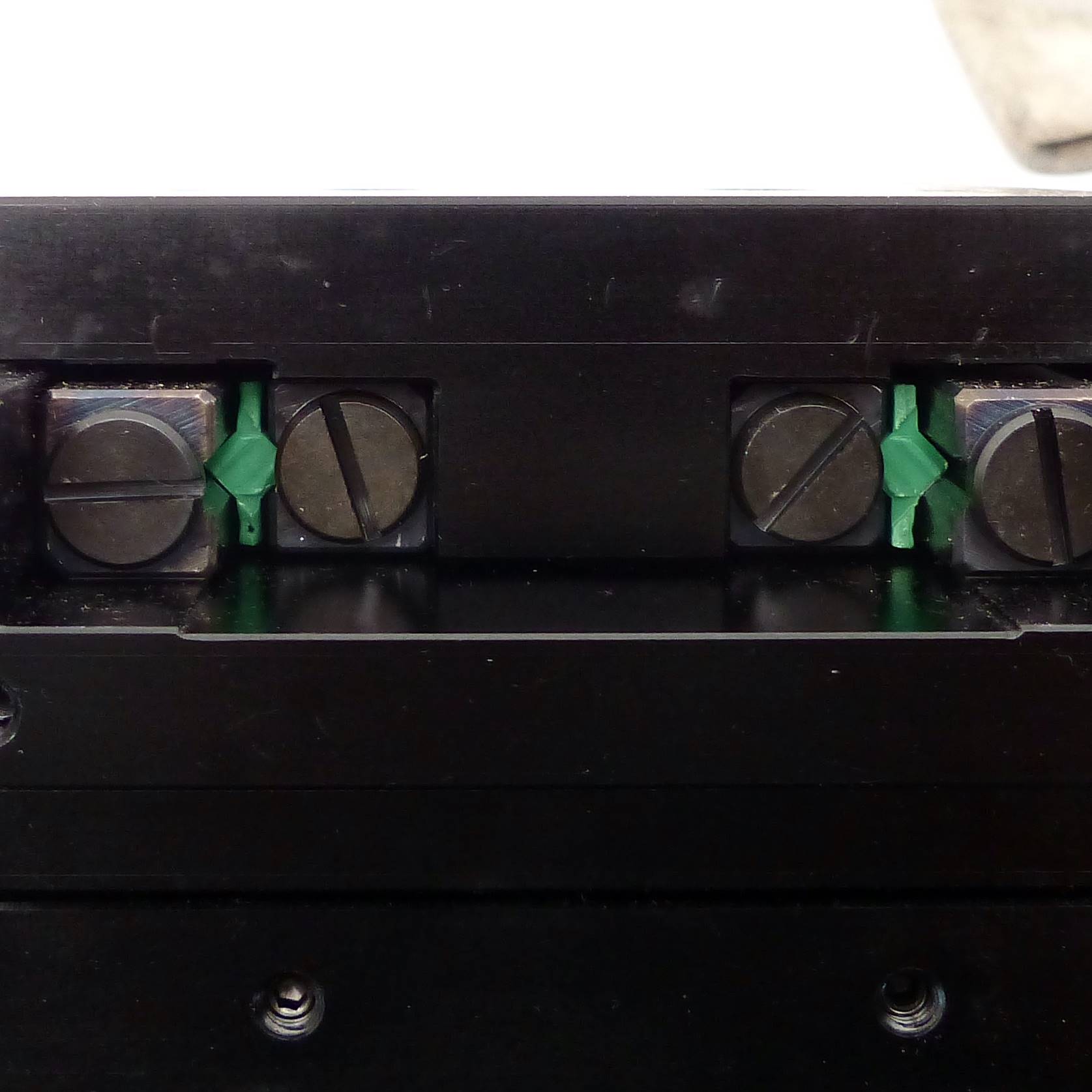 Crossed roller carriage mounting
